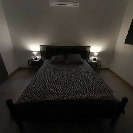 Appartement Spacieux &Tres Calme. Spacious & Very Quiet Apartment. Carros Esterno foto