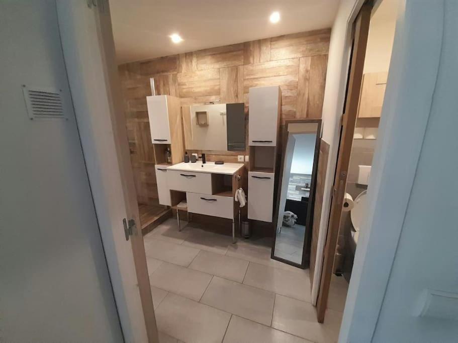 Appartement Spacieux &Tres Calme. Spacious & Very Quiet Apartment. Carros Esterno foto