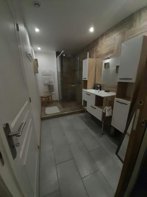 Appartement Spacieux &Tres Calme. Spacious & Very Quiet Apartment. Carros Esterno foto