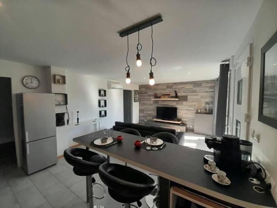 Appartement Spacieux &Tres Calme. Spacious & Very Quiet Apartment. Carros Esterno foto