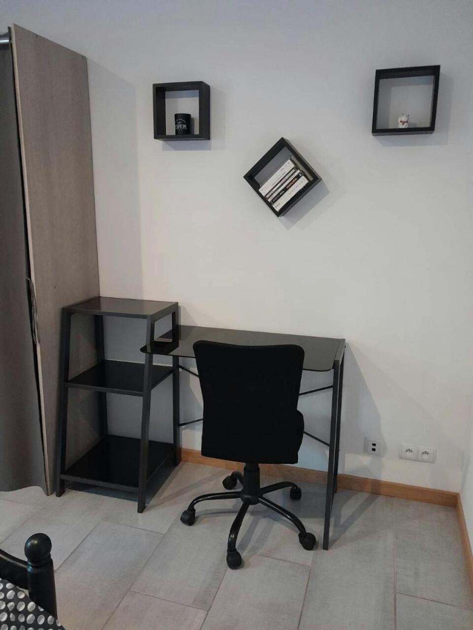 Appartement Spacieux &Tres Calme. Spacious & Very Quiet Apartment. Carros Esterno foto